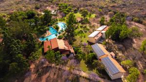 蒙蒂斯克拉鲁斯Hotel Fazenda Bonjuá的享有带游泳池的度假村的空中景致