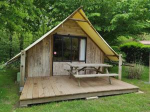塞夫勒河畔圣洛朗Camping le Rouge Gorge **** 10' Puy du Fou的小屋设有野餐桌和长凳