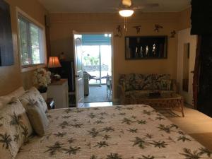 Hawaiian Paradise ParkStunning Ocean Views - Whale House Hawaii的一间卧室设有一张床和一间客厅。