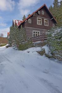 约瑟夫杜尔Chata Štefička的前面有雪的木屋