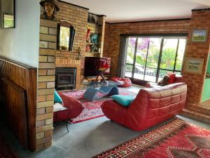 贝利Belairberry的客厅设有红色的沙发和壁炉