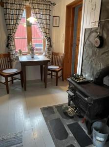 斯塔姆松Charming Rorbu Stamsund Lofoten的客厅配有桌子和壁炉