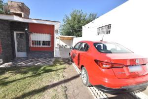 Villa Santa Cruz del LagoKaiken Maison的停在房子前面的红色汽车