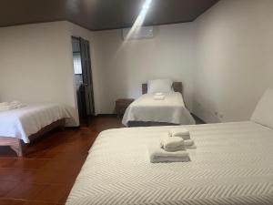 San Rafael NorteHotel y Restaurante El Páramo的一间卧室配有两张带毛巾的床