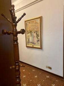 热那亚LEONE VACANZE的挂在柱子旁边的墙上的画