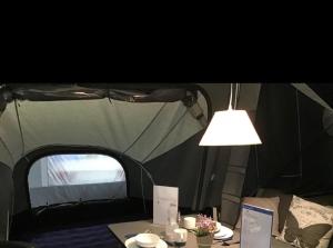 哥德堡Watersky blue的帐篷配有桌子和灯
