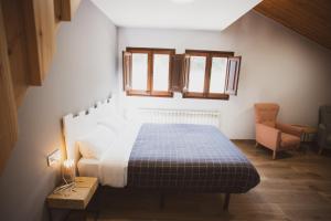 TuixenColl de Port的一间卧室配有一张床、一把椅子和窗户。