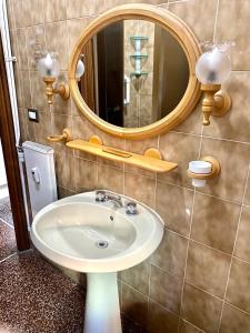 热那亚LEONE VACANZE的一间带水槽和镜子的浴室