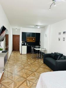 布宜诺斯艾利斯Apartamento Avenida del Libertador的客厅配有沙发和桌子