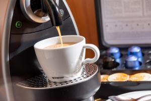 多特蒙德多特蒙德威斯特法伦哈伦多瑞特酒店的咖啡机里现煮的咖啡