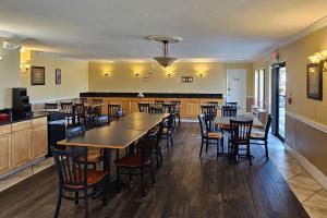 迈尔斯堡Rodeway Inn Fort Myers Central的用餐室配有桌椅