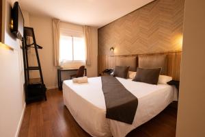 卡尔塔马格赛酒店的一间酒店客房,房内配有一张大床