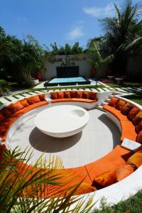 阿克拉Lukas Garden Accra的圆形庭院配有白色桌子和橙色椅子