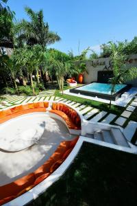 阿克拉Lukas Garden Accra的一个带游泳池和度假村的后院