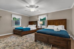 GoldsboroStar Gazer Luxury A-Frame Wood Cabin. Near York/Harrisburg/Hershey/Lancaster的一间卧室配有两张床和吊扇