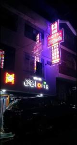 丘林Hotel D'Gloria的建筑的侧面有 ⁇ 虹灯标志