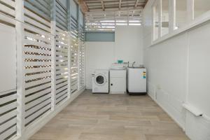 邦加里Entire Beach House on Bribie Island的洗衣房配有洗衣机和烘干机