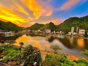 吉婆岛Bao Phuc Hotel的日落时分城市河流美景
