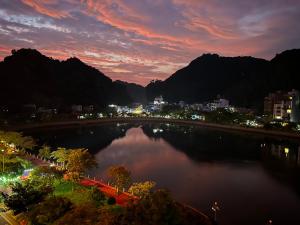 吉婆岛Bao Phuc Hotel的夜晚可欣赏城市和湖泊的景色