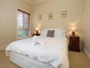 奥尔伯里'Ampleforth East'的卧室设有一张白色大床和一扇窗户。