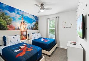 基西米Stunning Townhouses 5 Minutes away Disney!的一间卧室配有两张床和一张迪斯尼壁画