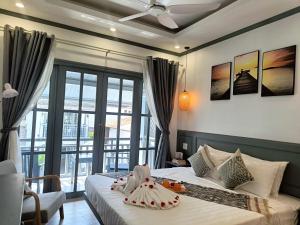 琅勃拉邦LuangPrabang Pearl Hotel的一间卧室,配有一张带婴儿的床