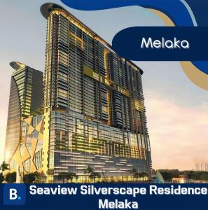 马六甲Silverscape Seaview Residence Melaka的一座高大的建筑,上面写着梅尔瓦语,还有一座精明的银色少年住宅