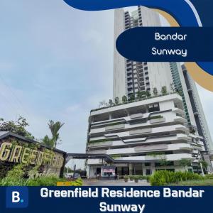 八打灵再也Greenfield Residence Bandar Sunway的 ⁇ 染带有雪松太阳道的建筑物