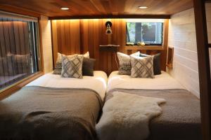 御代田町サウナ・ジャグジー・完全貸し切りという贅沢　大人の秘密基地　Tiny Cabin TATEGU#02的木墙客房的两张床