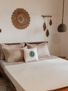 阿杭格默Mermaid Beach的卧室配有带枕头的白色床