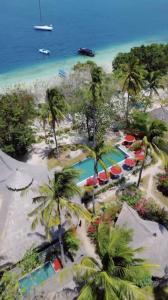 吉利阿萨汉Amahelia Luxury Resort & Restaurant - Gili Asahan的享有带游泳池的度假村的空中景致