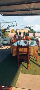 塔拉波托Hostel Flor del Valle的木桌,玻璃顶在草地上