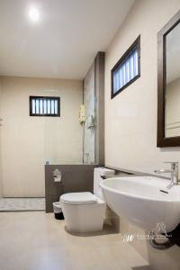 Ban Ai DaoLanta Villa Resort的浴室配有白色卫生间和盥洗盆。