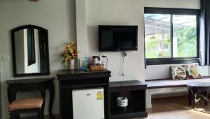 Ban Ai DaoLanta Villa Resort的一间带电视和窗户的客厅