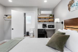 三河城The Belle Sequoia Motel RM9的一间带白色大床的卧室和一间浴室