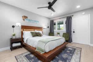 三河城The Belle Sequoia Motel RM9的一间卧室配有一张大床和吊扇