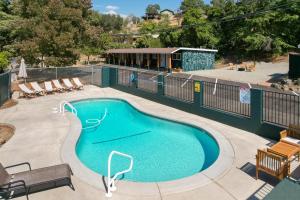 三河城The Charlotte Sequoia Motel R2的一个带椅子的小游泳池