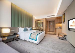 成都秦皇永安精品酒店的酒店客房设有一张大床和一台电视。