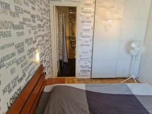 哥德堡Masthugget的一间房间,里面设有床和墙上的书写