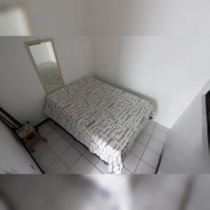 马蒂尼奥斯Triplex White em Caiobá-Matinhos-Pr a 200 mt do mar的白色的客房配有床和镜子