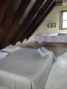 沙帕达-杜斯吉马朗伊斯LINDA CASA COM MIRANTE NO CENTRO DE CHAPADA的一间卧室设有两张床和窗户。