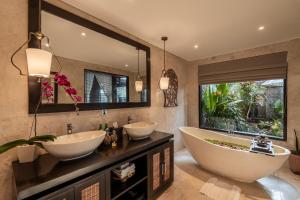 乌布The Kayon Valley Resort的一间带两个盥洗盆和大镜子的浴室