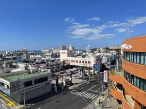 宜野湾市BiBi Hotel FUTENMA的城市的空中景观,建筑和街道