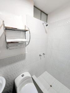 伊察Departamento familiar en Huacachina的白色的浴室设有卫生间和水槽。