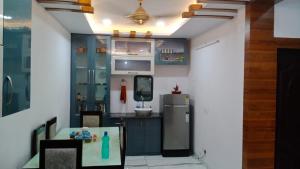 勒克瑙Sindhu Villa的厨房配有冰箱和桌子
