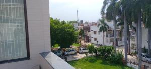 勒克瑙Sindhu Villa的从大楼欣赏到街道的景色