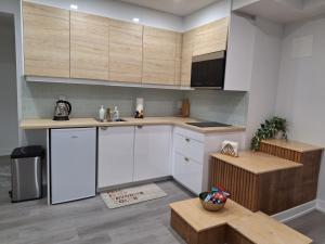渥太华Independent Studio Suite的小厨房配有白色橱柜和桌子