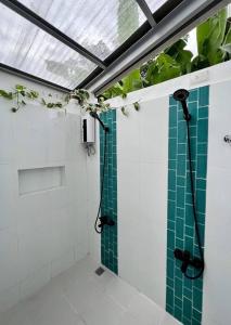 Nabua11th Earth Farm and Resort的浴室设有绿色瓷砖和淋浴。