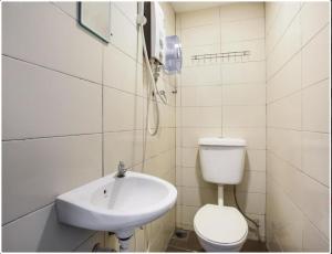 马六甲NS INN Hotel的白色的浴室设有水槽和卫生间。