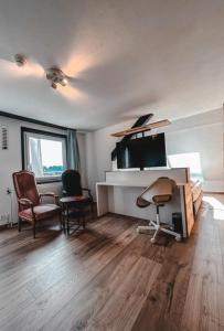瑞吉卡尔巴德Hotel Bergsonne Rigi的客厅配有两把椅子和电视